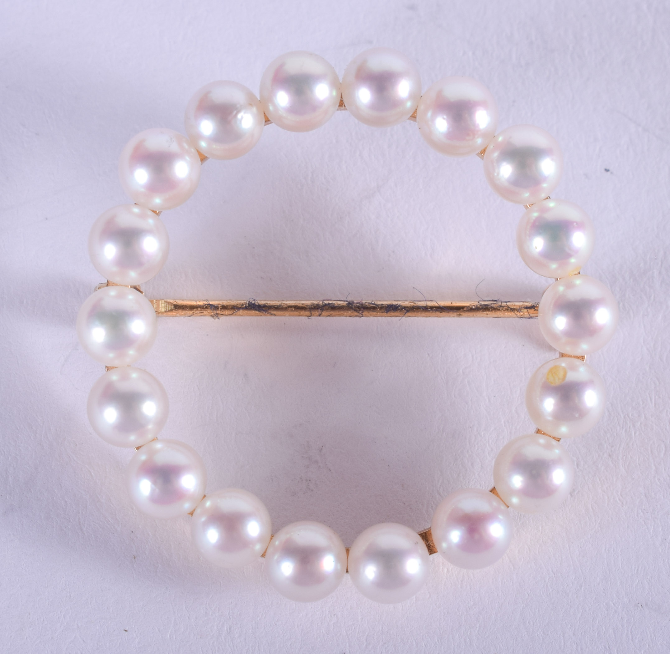 A VINTAGE 14CT GOLD AND PEARL CLASSICAL BROOCH. 4 grams. 2.5 cm wide.