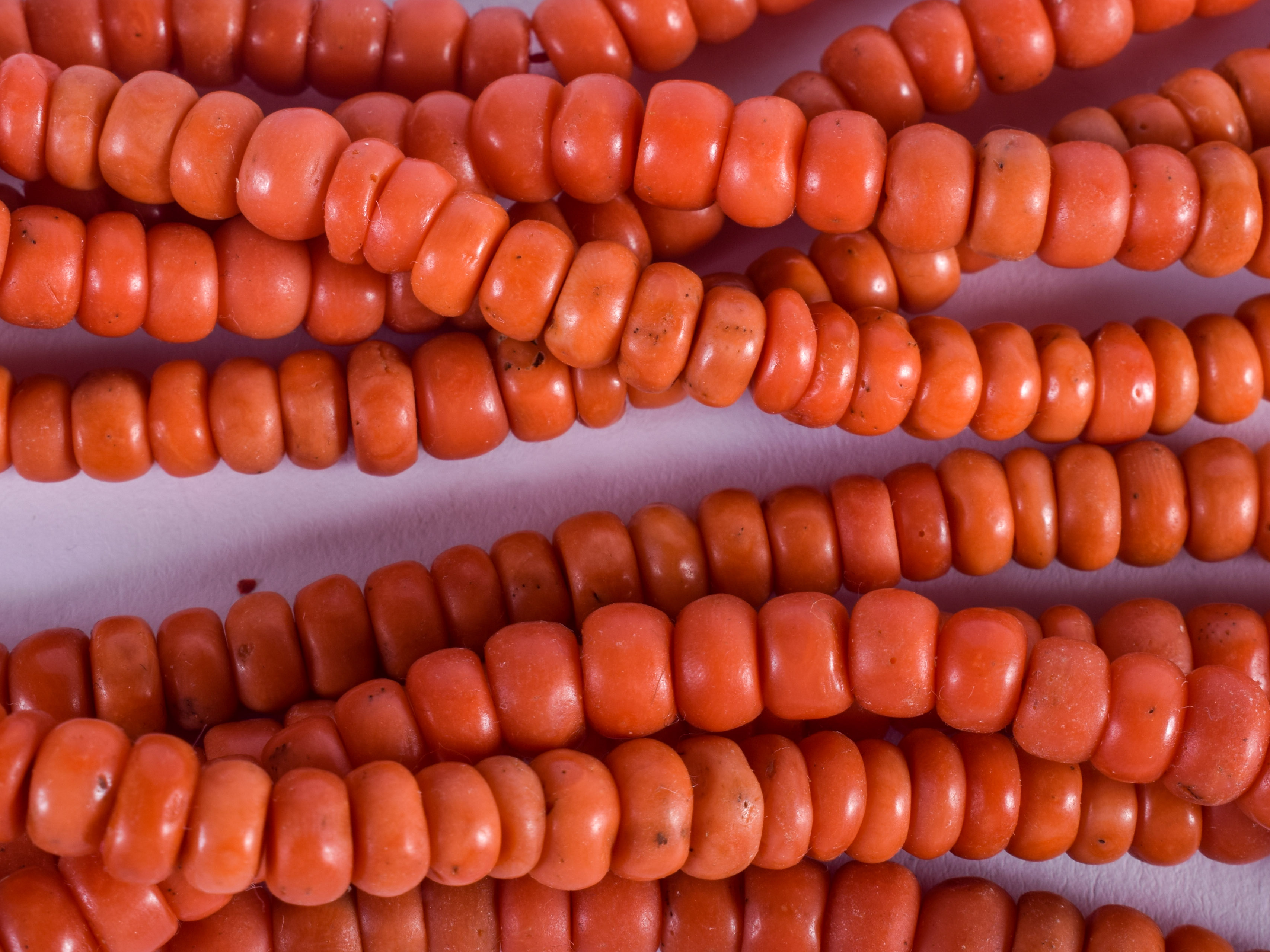 AN 18CT GOLD AND CORAL NECKLACE. 184 grams. 191 cm long, bead 0.5 cm x 0.5 cm. - Bild 2 aus 2