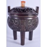AN 18TH/19TH CENTURY CHINESE TWIN HANDLED CENSER AND COVER with agate finial. 14 cm x 20 cm.