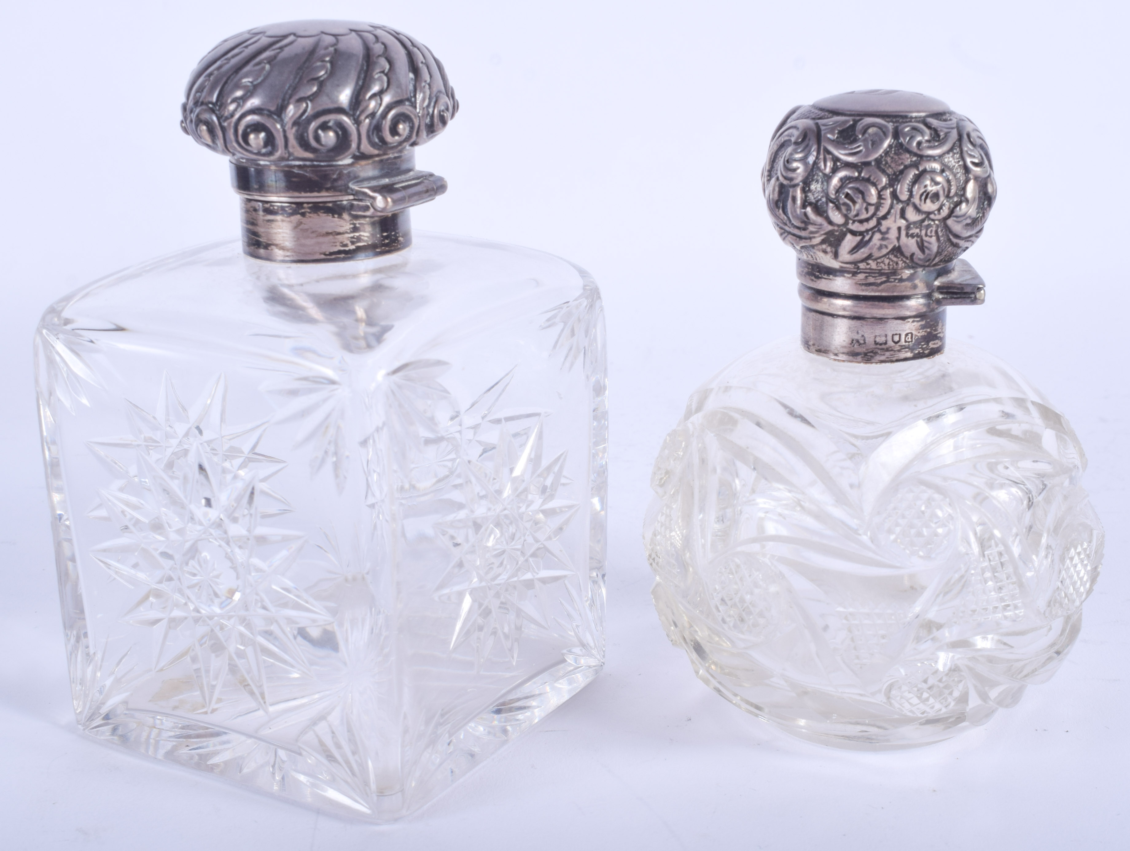 TWO ANTIQUE SILVER AND GLASS SCENT BOTTLES. 12 cm & 11 cm high. (2) - Bild 2 aus 5