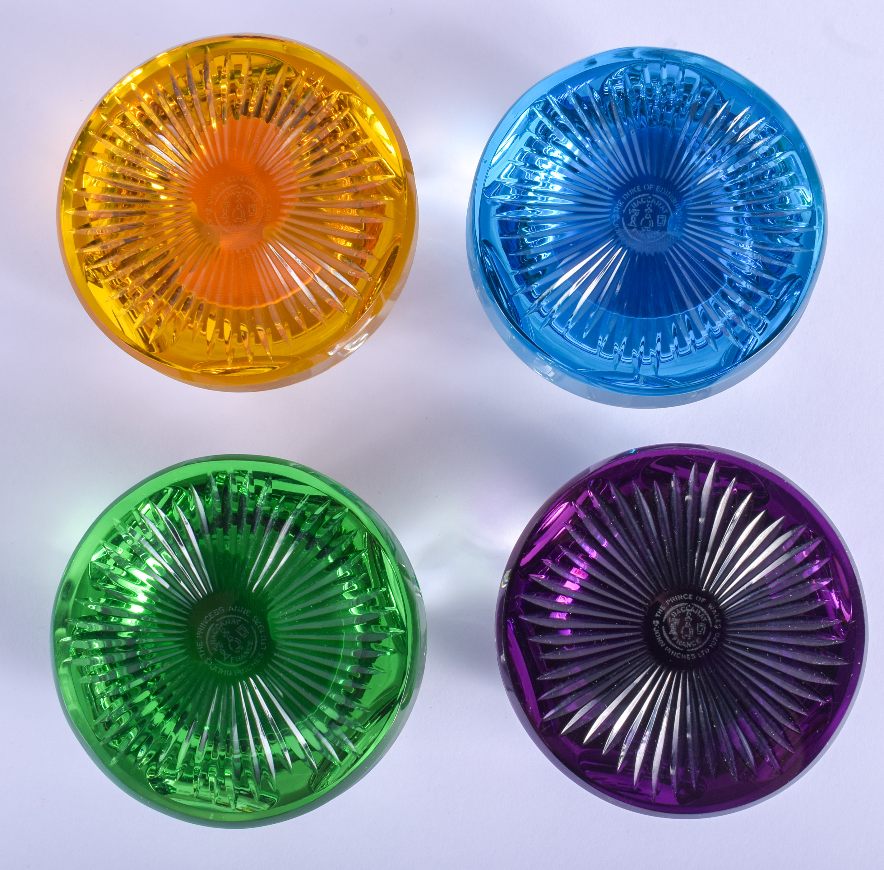 FOUR 1970S FRENCH BACCARAT CRYSTAL SULPHIDE MEDALLION BRITISH ROYAL PAPERWEIGHTS formed in different - Bild 2 aus 3