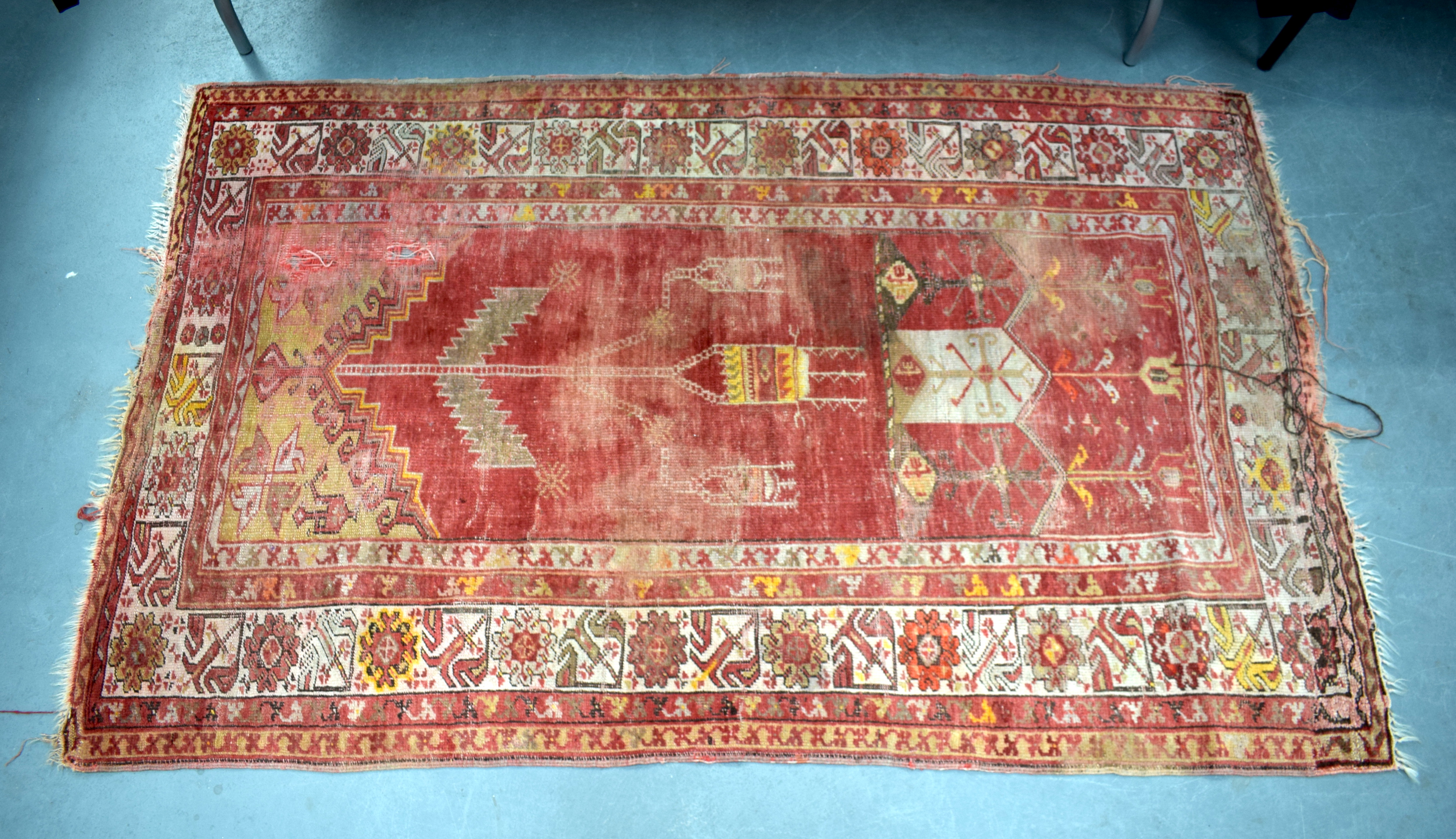 A GOOD ANTIQUE TURKISH MUJAR OR LADIK PRAYER RUG. 175 cm x 105 cm.