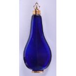 A RARE 18TH CENTURY FRENCH 18CT GOLD AND BLUE GLASS SCENT BOTTLE. 9 cm long.