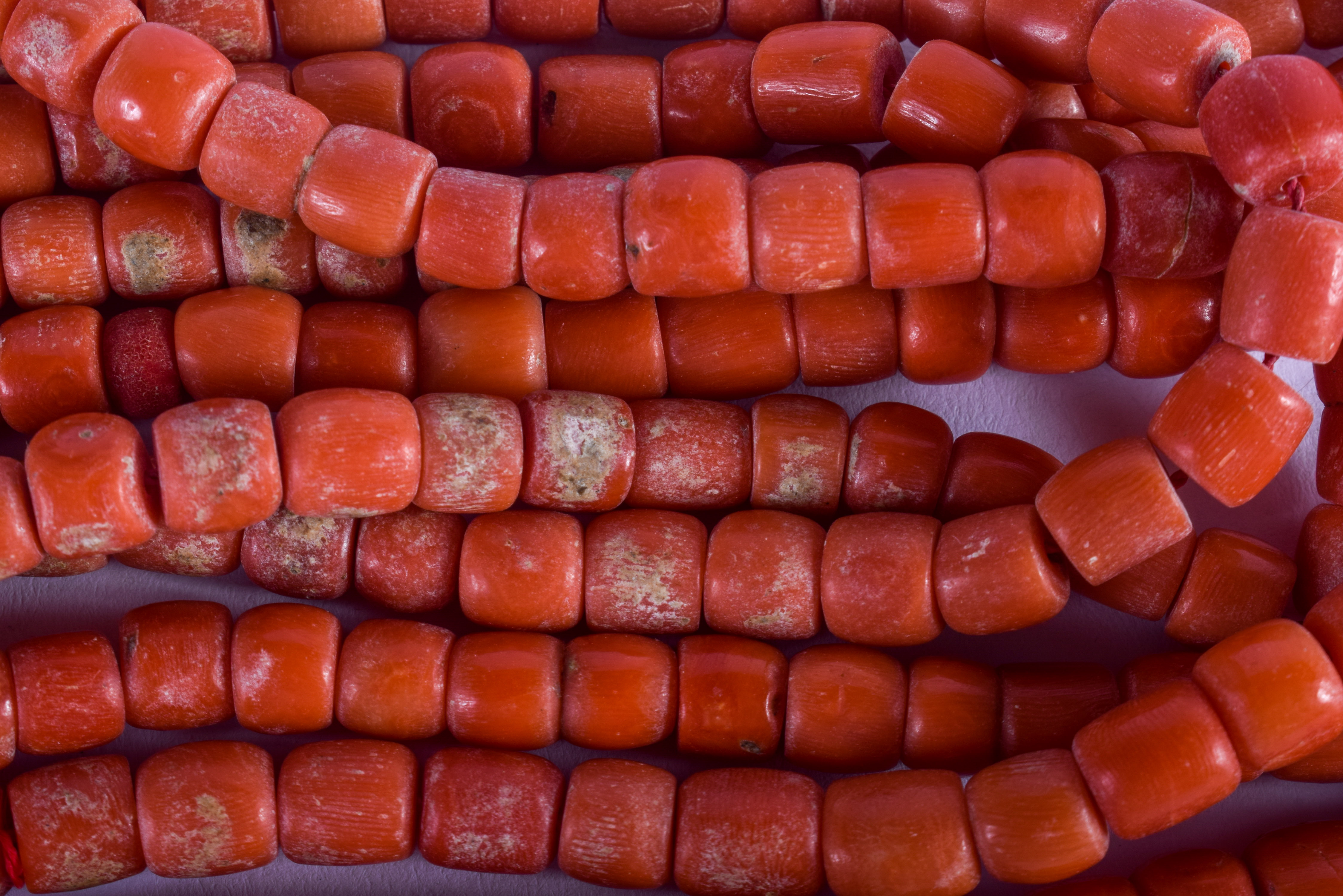 AN 18CT GOLD AND CORAL NECKLACE. 184 grams. 41 cm long, bead 0.5 cm x 0.5 cm. - Bild 2 aus 2