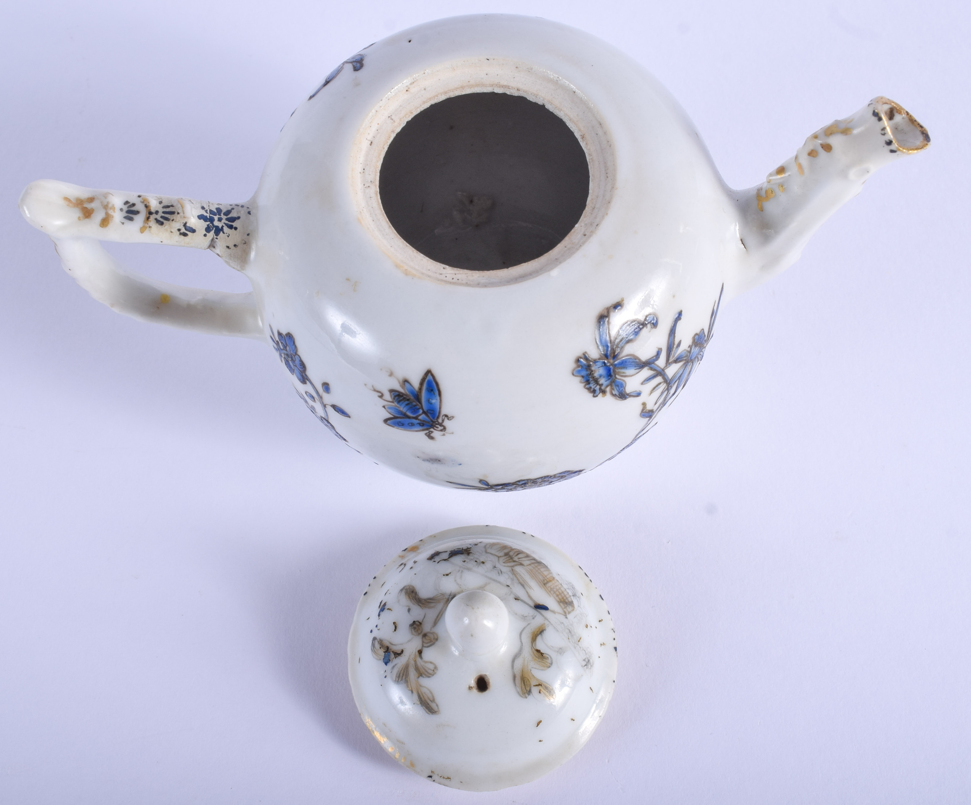 AN 18TH CENTURY CHINESE EXPORT PORCELAIN TEAPOT AND COVER Qianlong. 14 cm wide. - Image 3 of 4