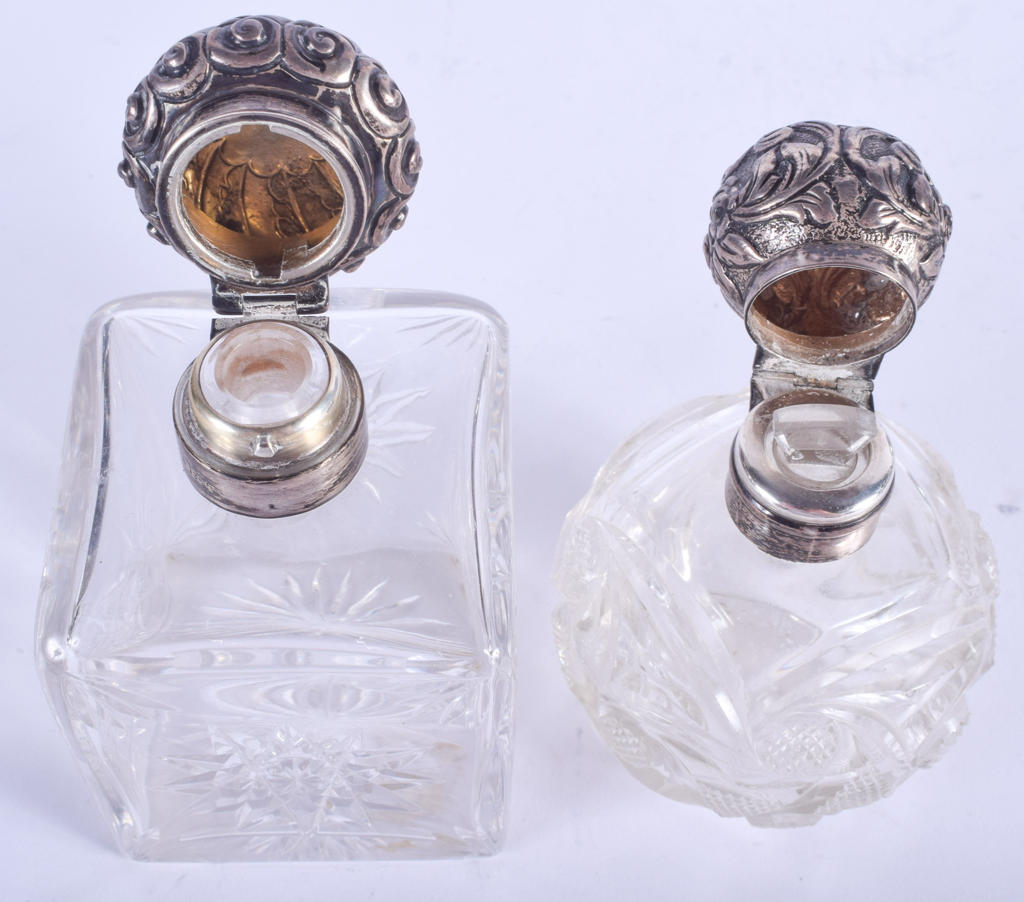 TWO ANTIQUE SILVER AND GLASS SCENT BOTTLES. 12 cm & 11 cm high. (2) - Bild 3 aus 5