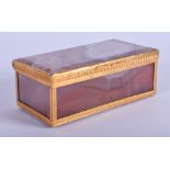 A MAJESTIC EARLY 19TH CENTURY HIGH CARAT GOLD AND AGATE RECTANGULAR BOX possibly Russian. 8.5 cm x 4
