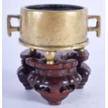 A MINIATURE 18TH CENTURY CHINESE TWIN HANDLED BRONZE CENSER bearing Xuande C658to base. 82 grams. 6.