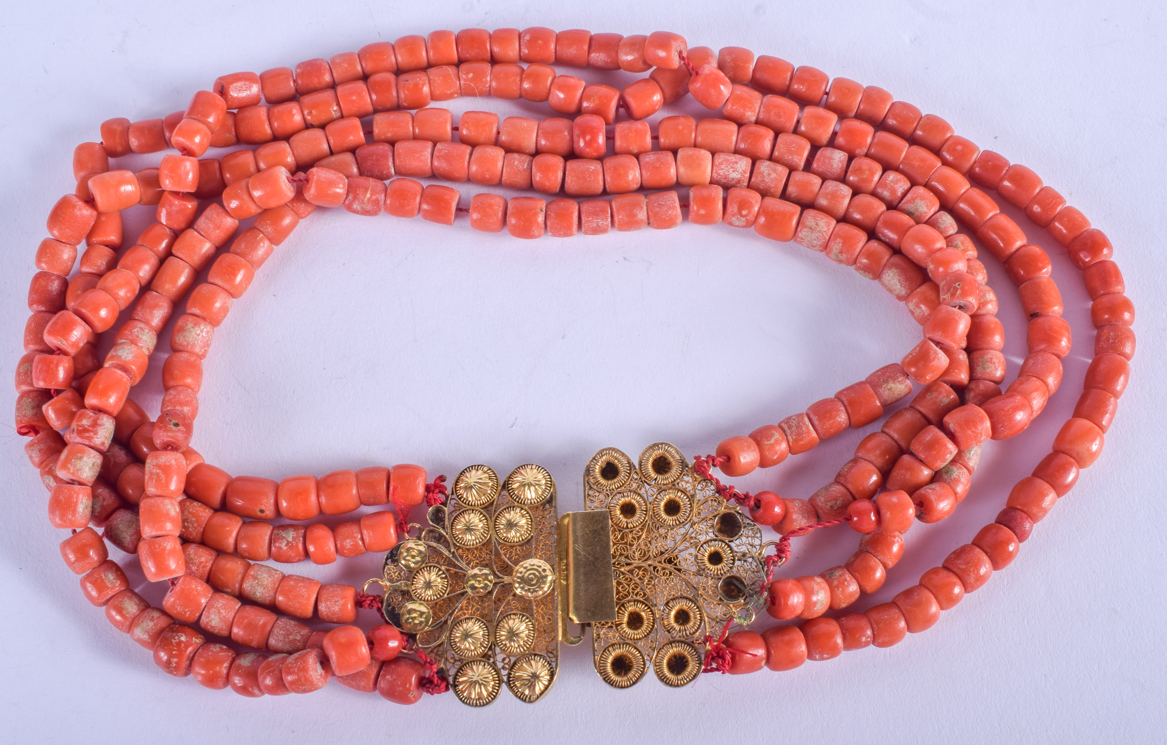 AN 18CT GOLD AND CORAL NECKLACE. 184 grams. 41 cm long, bead 0.5 cm x 0.5 cm.