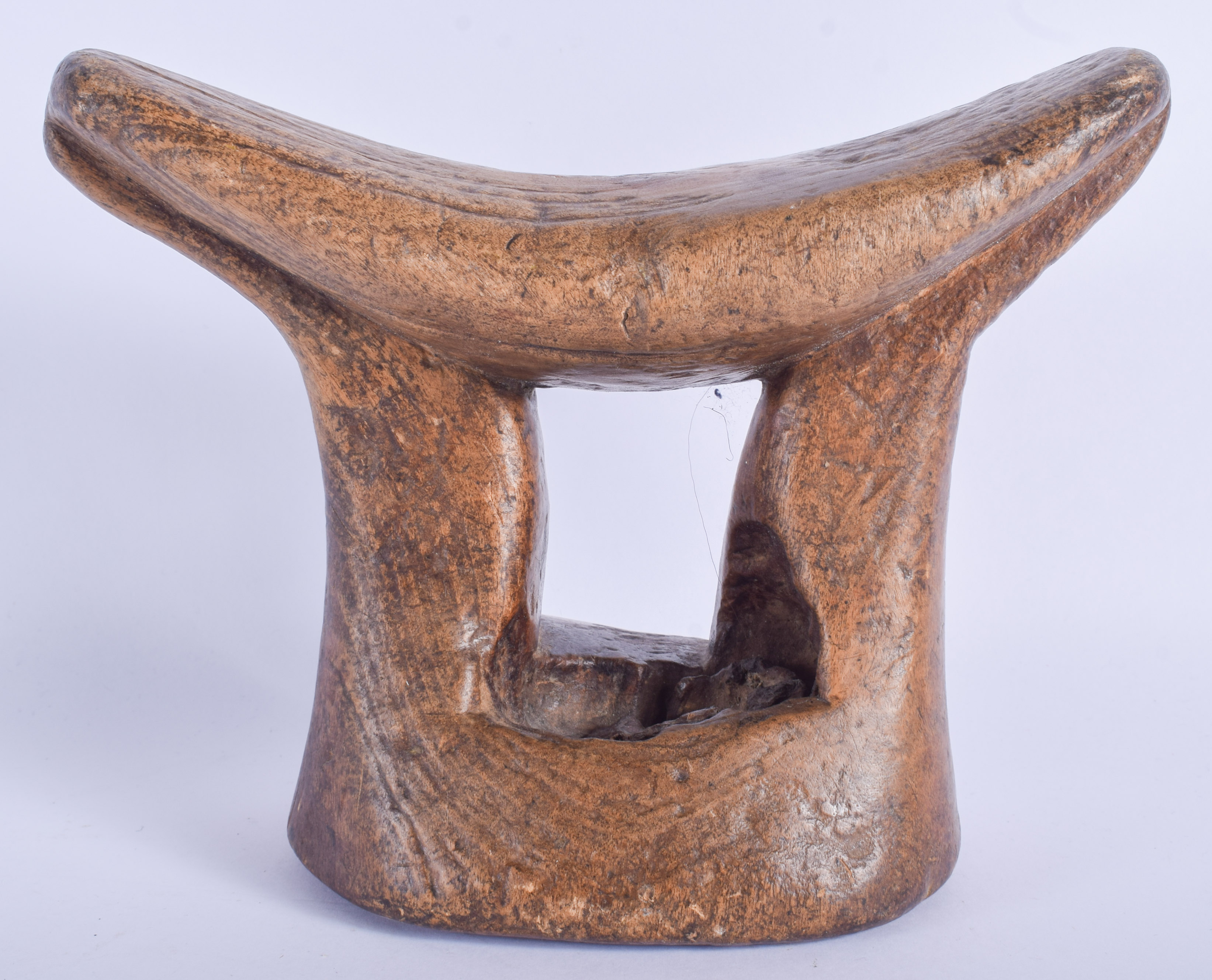 AN EARLY 20TH CENTURY AFRICAN CARVED WOOD HEAD REST possibly Ethiopian or South African. 20 cm x 15 - Image 2 of 3