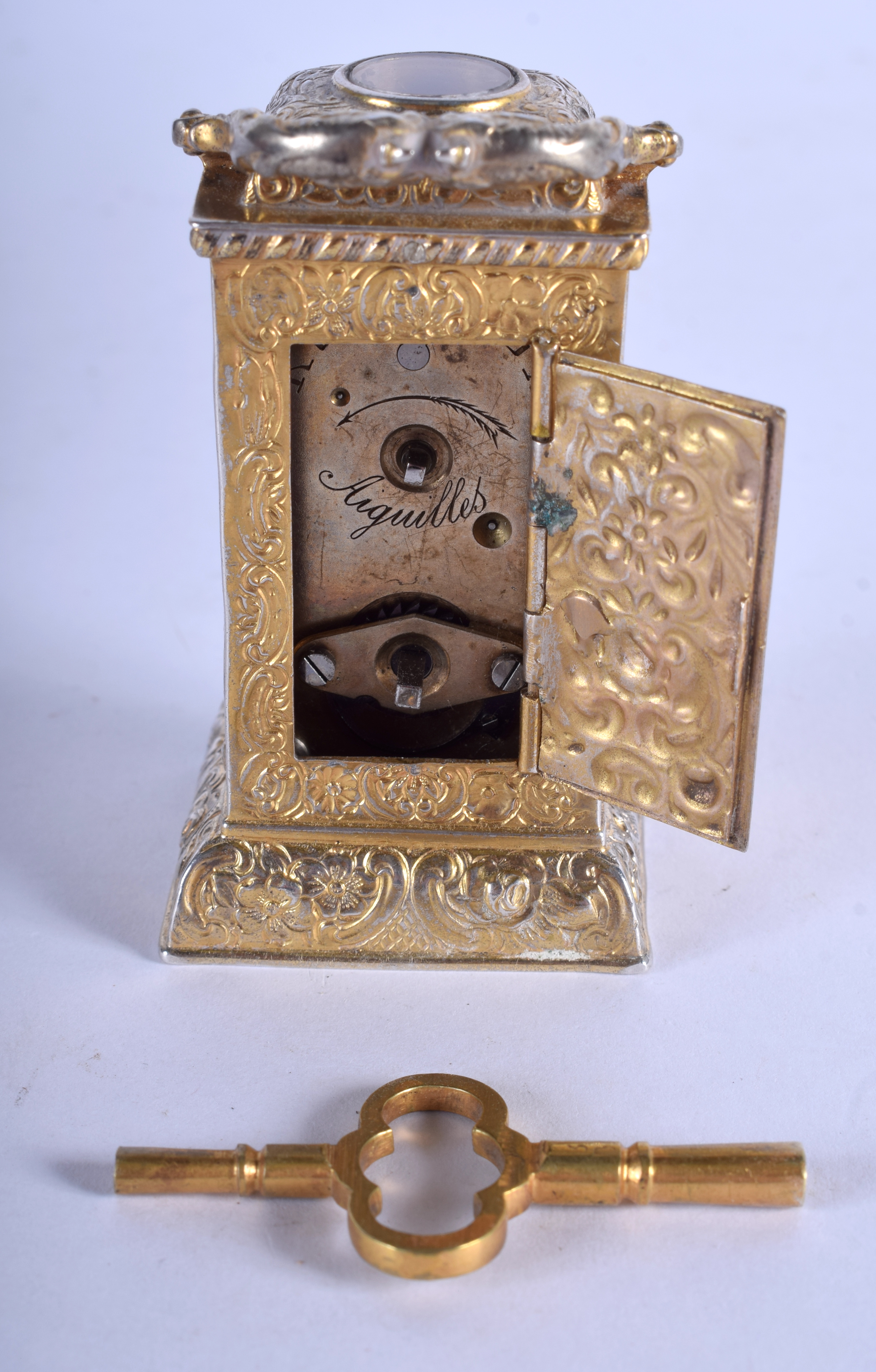 A LOVELY ANTIQUE MINIATURE TRAVELLING SILVER GILT CLOCK decorated with foliage and vines. 8.75 cm hi - Image 5 of 8