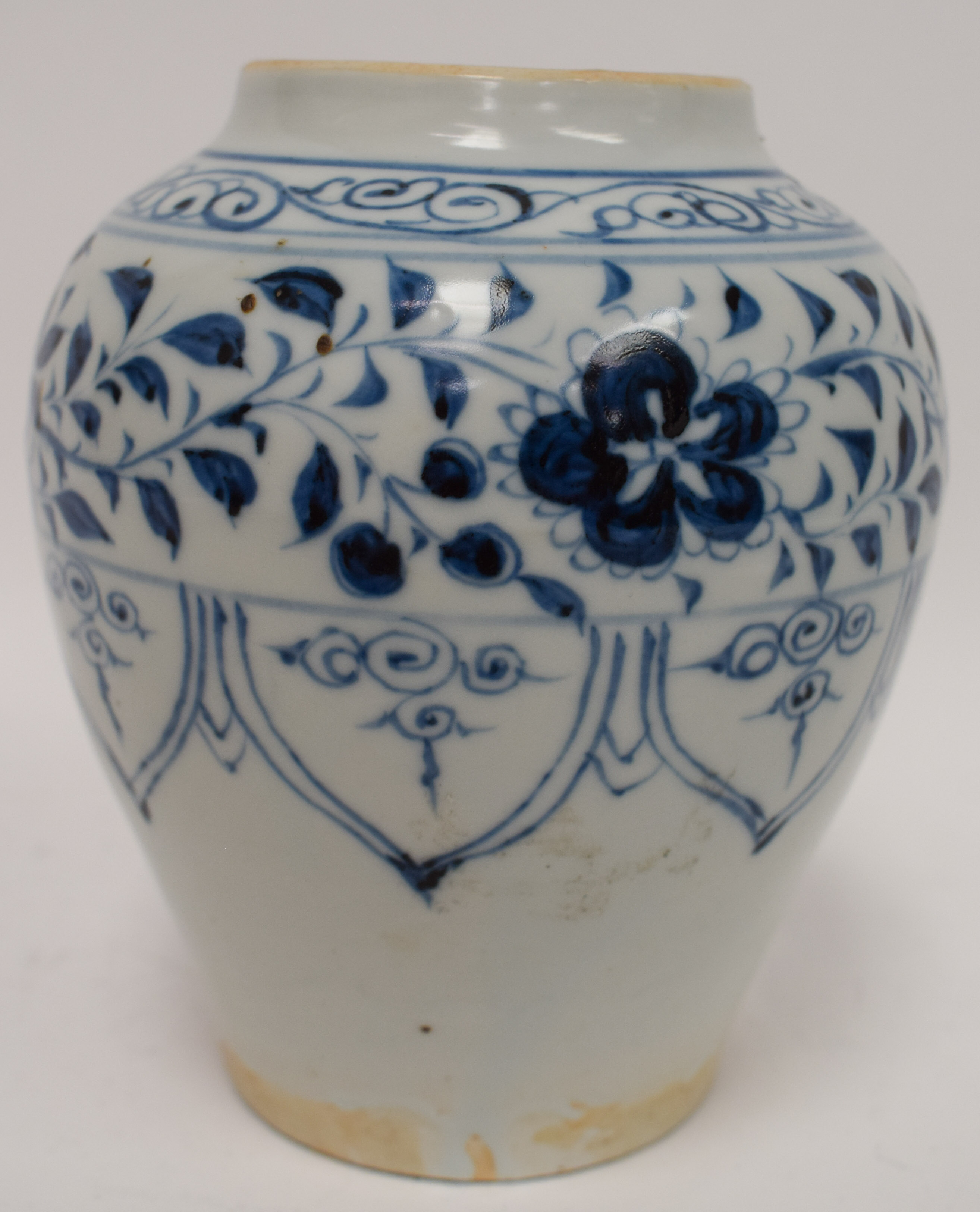 A VERY RARE EARLY CHINESE BLUE AND WHITE PORCELAIN JAR possibly Yuan Dynasty (1279-1368), painted wi - Image 4 of 9