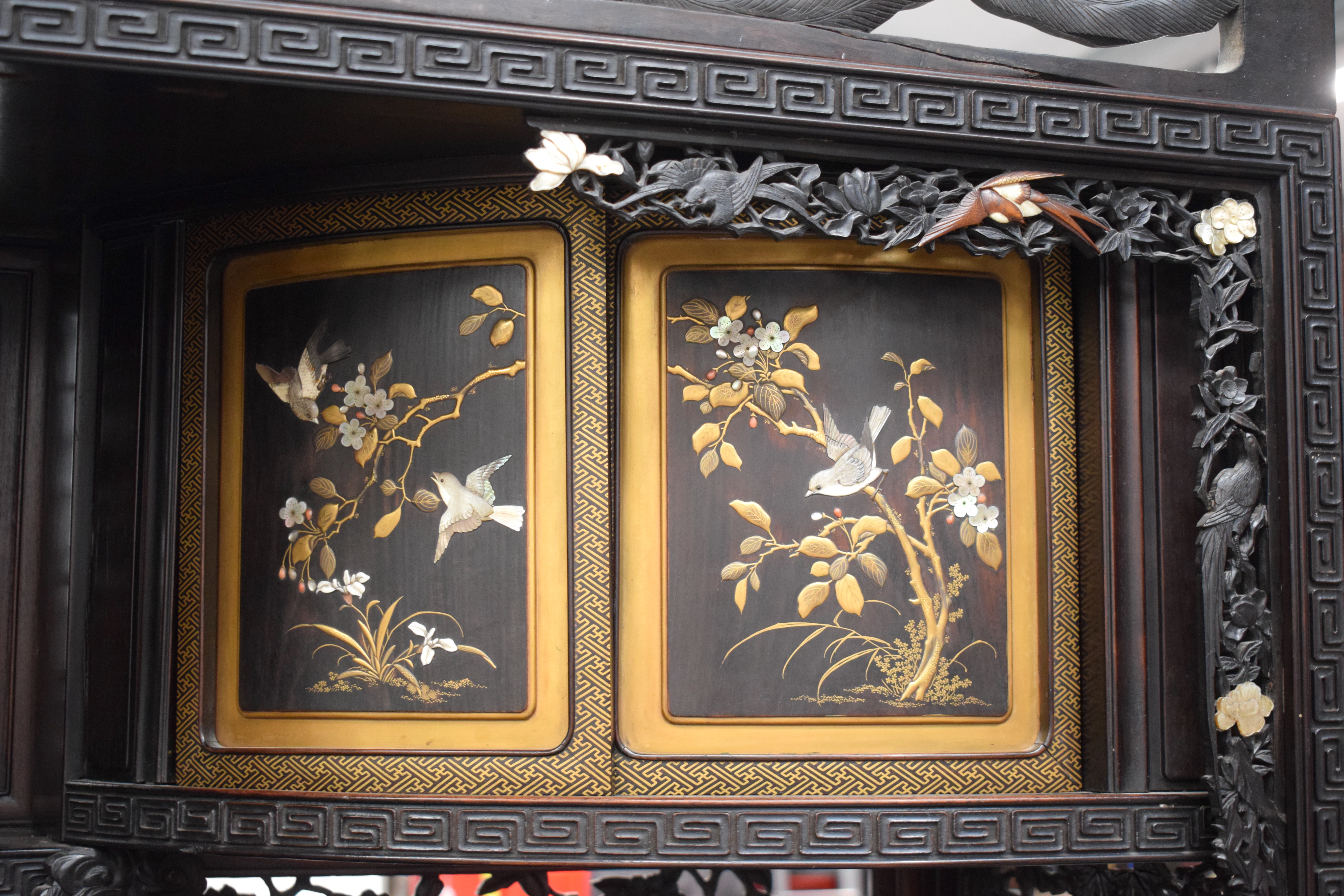 A VERY LARGE 19TH CENTURY JAPANESE MEIJI PERIOD SHIBAYAMA LACQUER AND IVORY DISPLAY CABINET decorate - Image 3 of 11