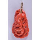 A 1920S CHINESE CORAL AND GOLD PENDANT. Coral 4.5 cm x 1.75 cm.