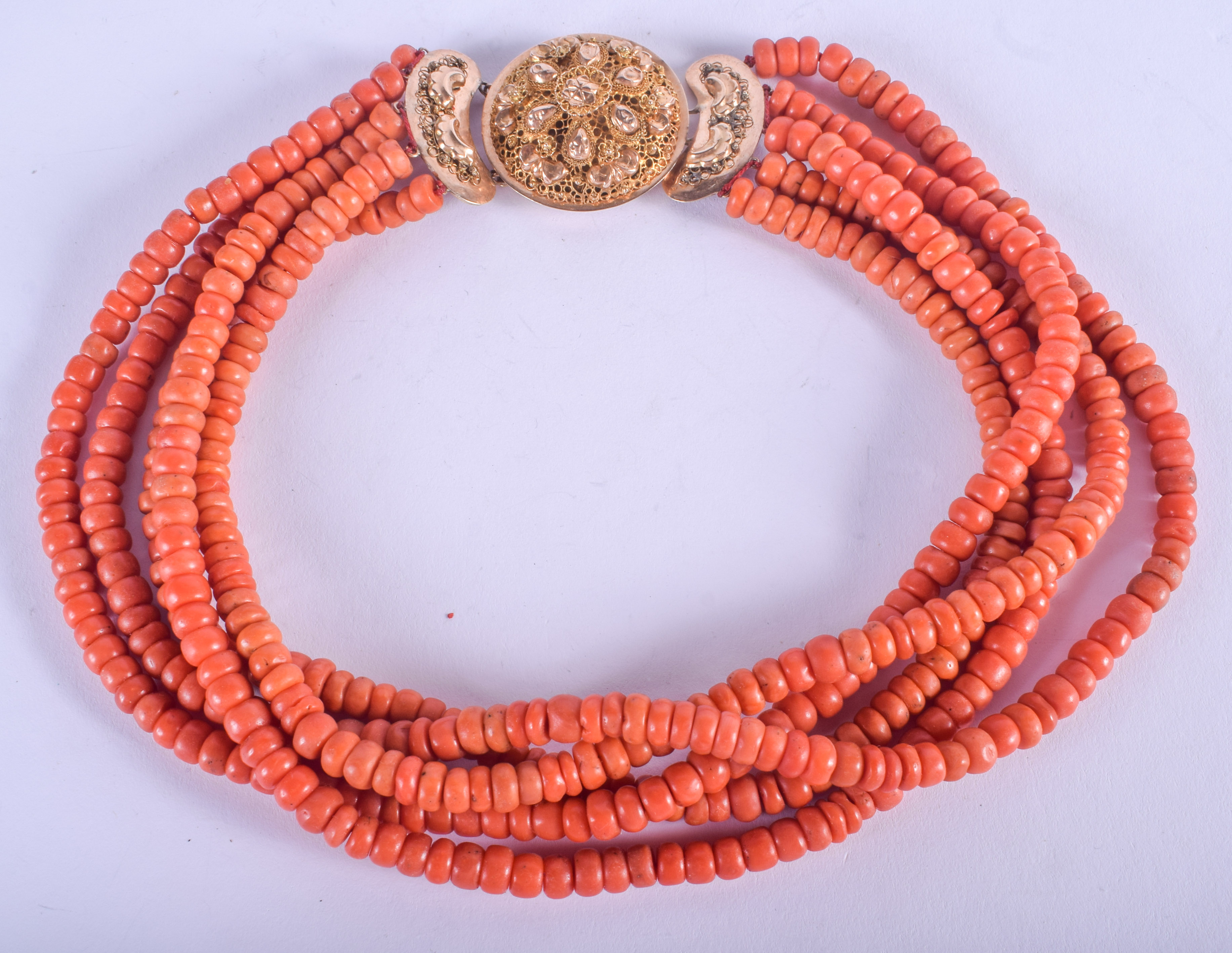 AN 18CT GOLD AND CORAL NECKLACE. 184 grams. 191 cm long, bead 0.5 cm x 0.5 cm.