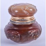A RARE CONTINENTAL GOLD AND AGATE SCENT BOTTLE AND STOPPER decorated with scrolling acanthus and vin