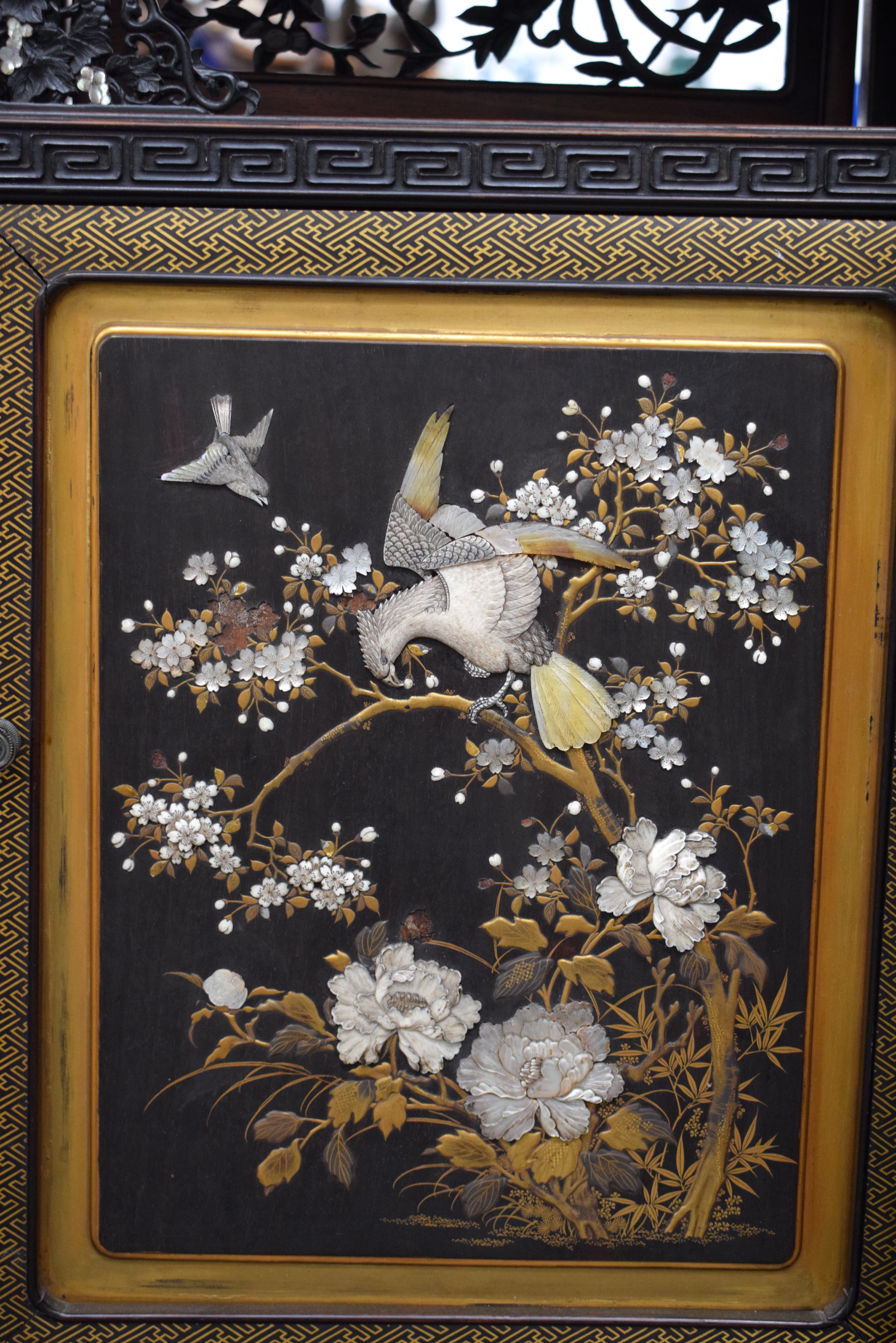A VERY LARGE 19TH CENTURY JAPANESE MEIJI PERIOD SHIBAYAMA LACQUER AND IVORY DISPLAY CABINET decorate - Image 7 of 11