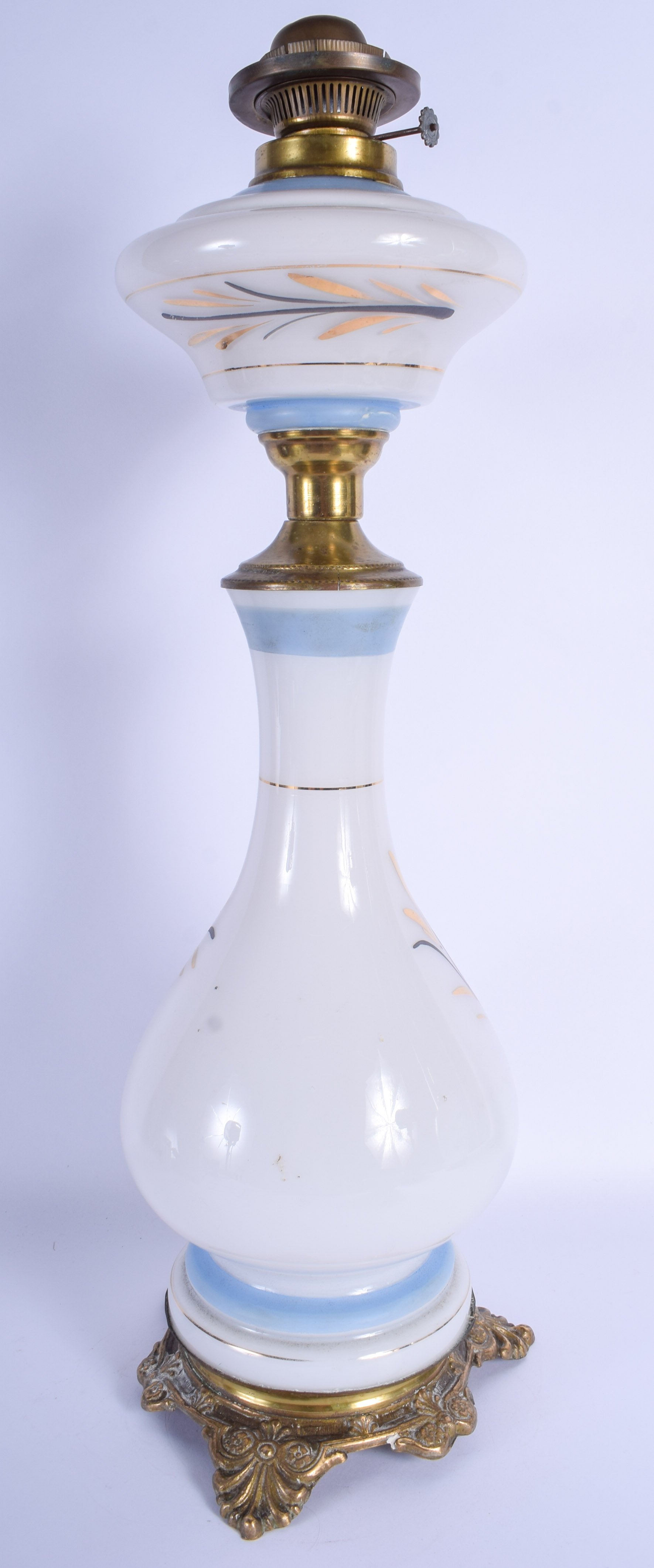A VINTAGE OPALINE GLASS OIL LAMP decorated with buildings. 50 cm high. - Bild 2 aus 2