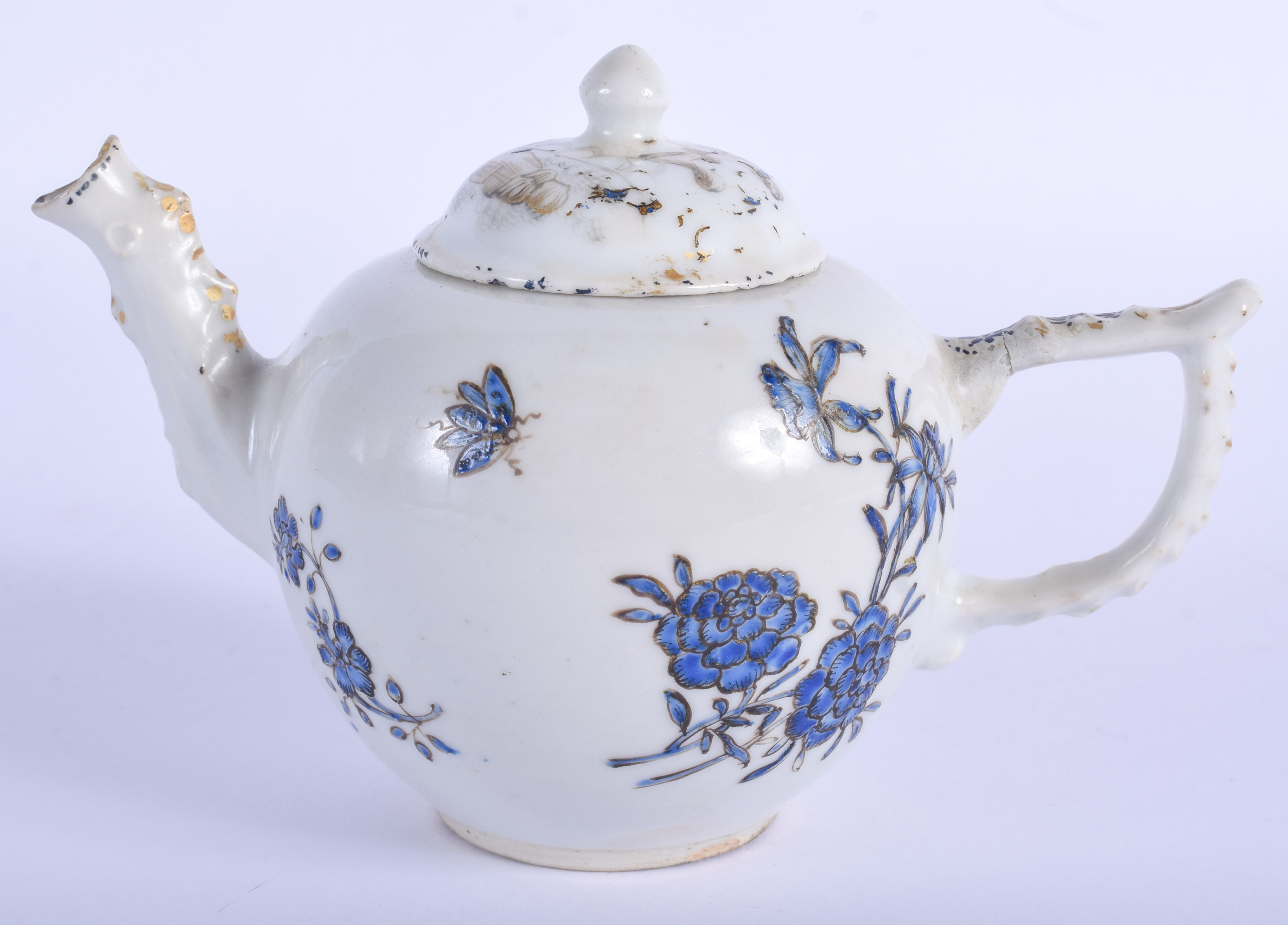 AN 18TH CENTURY CHINESE EXPORT PORCELAIN TEAPOT AND COVER Qianlong. 14 cm wide.