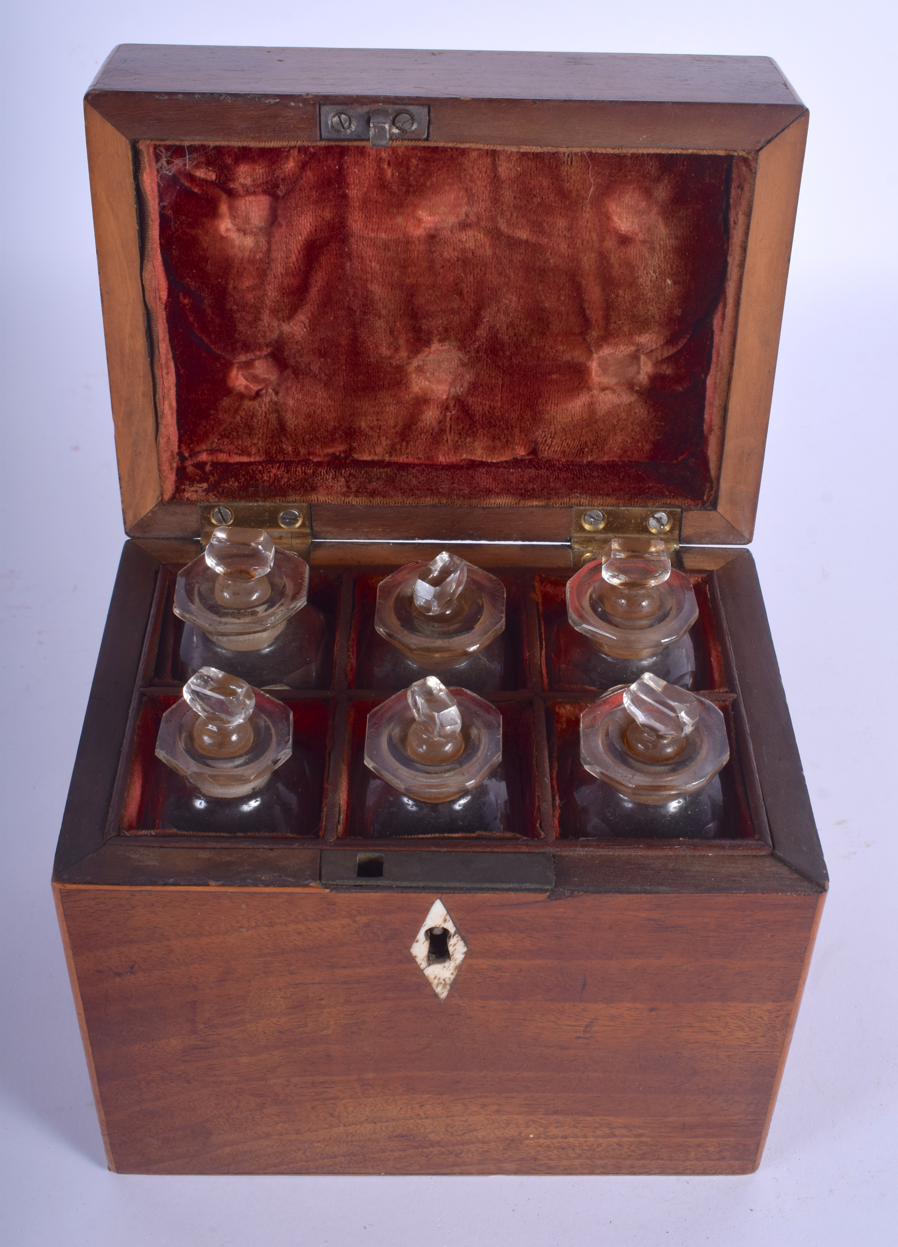 A RARE GEORGE III MAHOGANY MAHOGANY TRAVELLING APOTHECARY BOX C1790 with six original medicine bott - Bild 3 aus 7