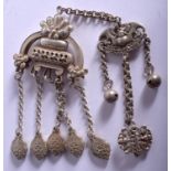 A CHINESE WHITE METAL NECKLACE. 13 cm long.