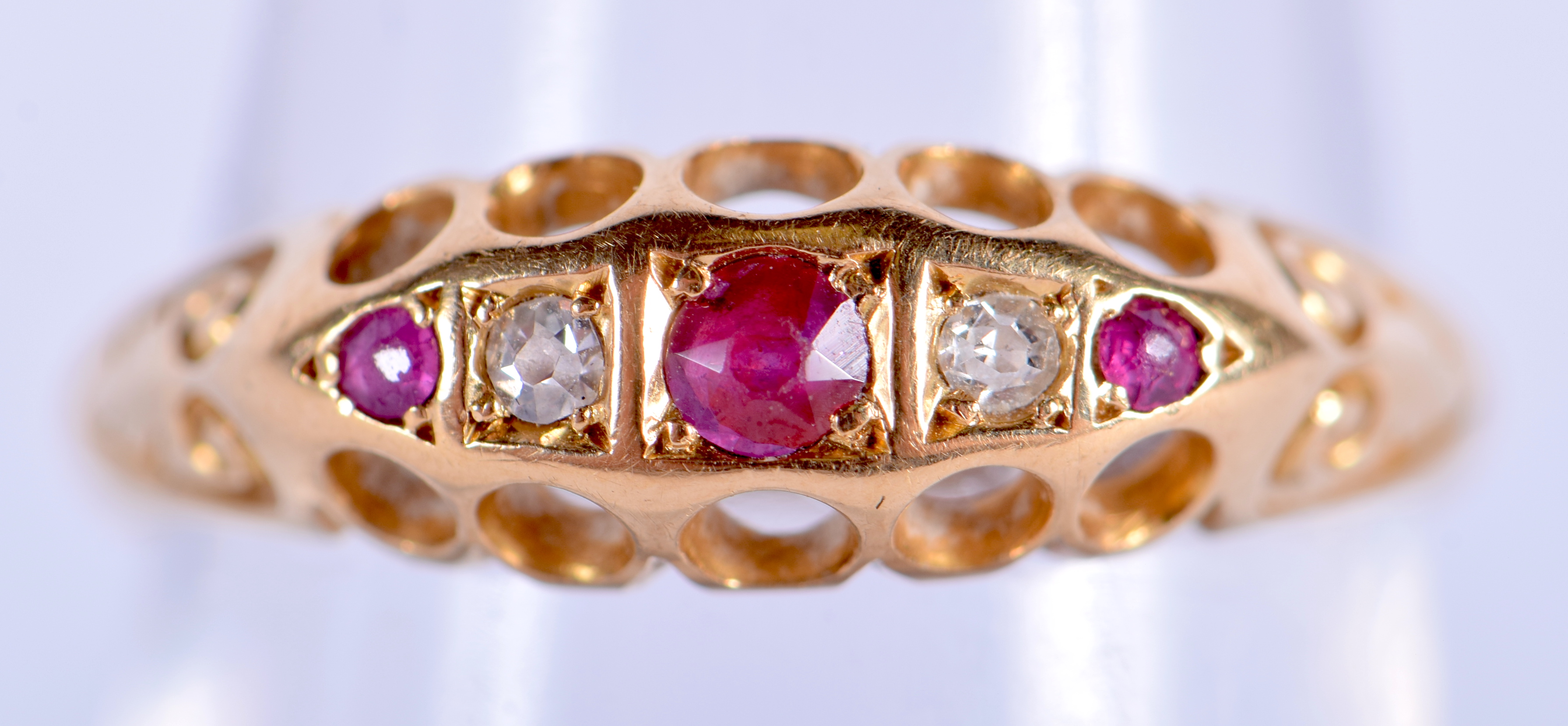 AN 18CT GOLD DIAMOND AND RUBY RING. N. 2.4 grams.