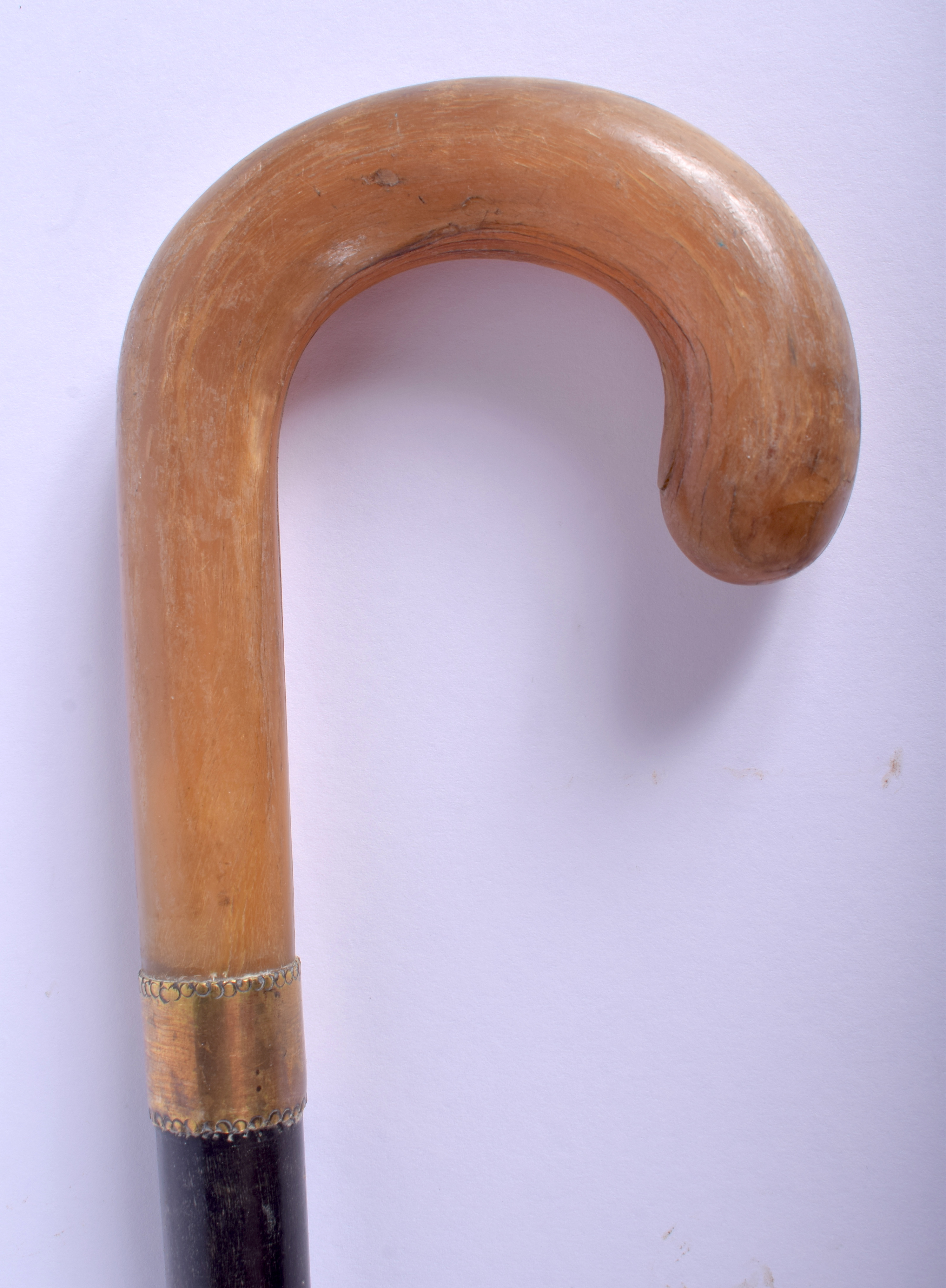 A 19TH CENTURY CONTINENTAL CARVED RHINOCEROS HORN HANDLED WALKING CANE. 88 cm long.