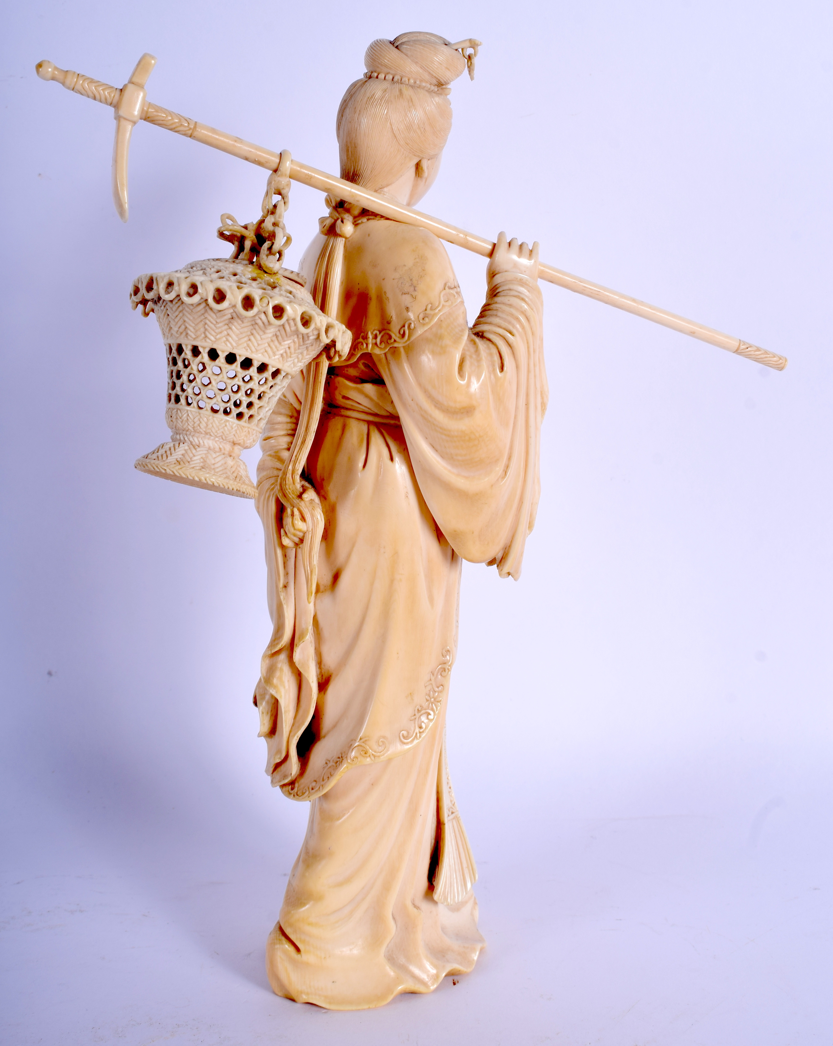 A 19TH CENTURY CHINESE CARVED BONE FIGURE OF A FEMALE modelled holding a basket in flowing robes. 2 - Bild 2 aus 4