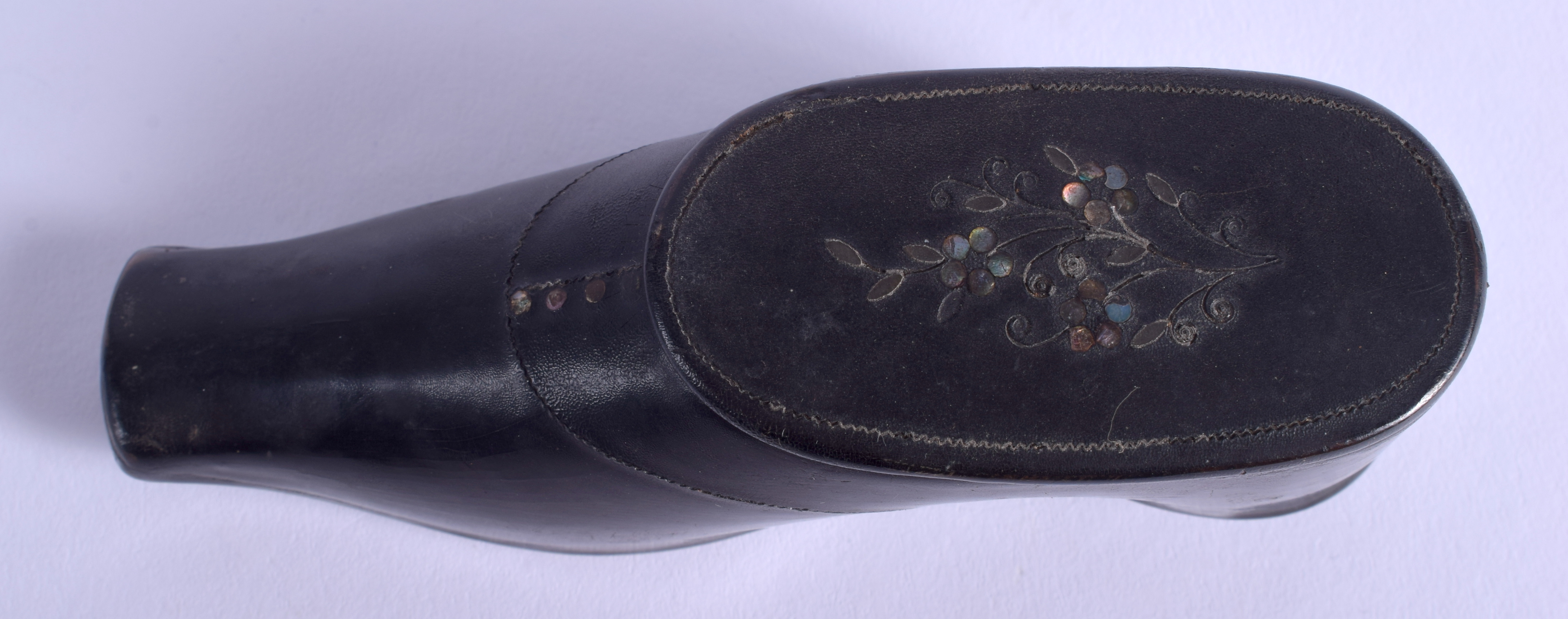 A VICTORIAN PAPIER MACHE SHOE SNUFF BOX. 11 cm x 3 cm. - Image 3 of 4