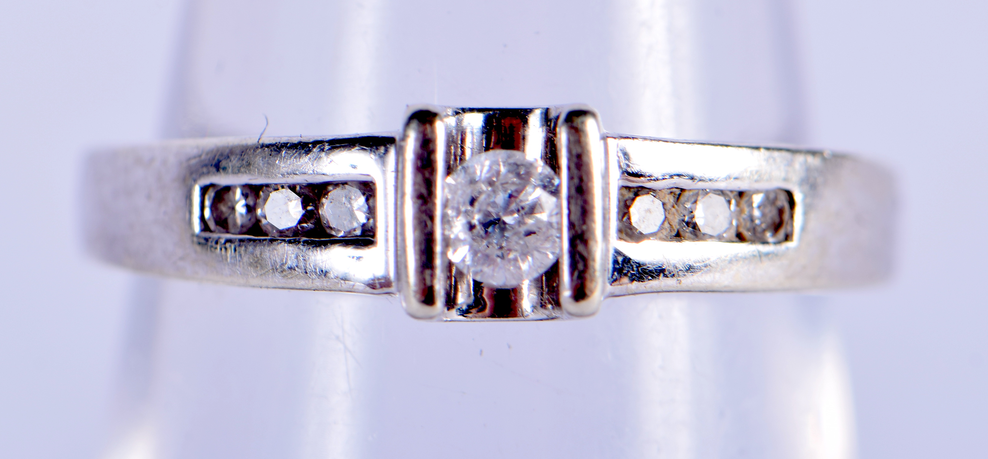 A GOLD AND 0.2 CT DIAMOND RING. L. 2.5 grams.