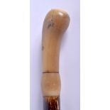 A 19TH CENTURY CONTINENTAL CARVED RHINOCEROS HORN HANDLED WALKING CANE. 88 cm long.