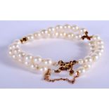 A VINTAGE GOLD AND PEARL BRACELET. 14 cm long.