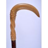 A 19TH CENTURY CONTINENTAL CARVED RHINOCEROS HORN HANDLED WALKING CANE. 88 cm long.