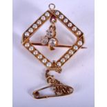 AN EDWARDIAN GOLD DIAMOND AND PEARL BROOCH PENDANT. 4.5 grams. 2 cm square.