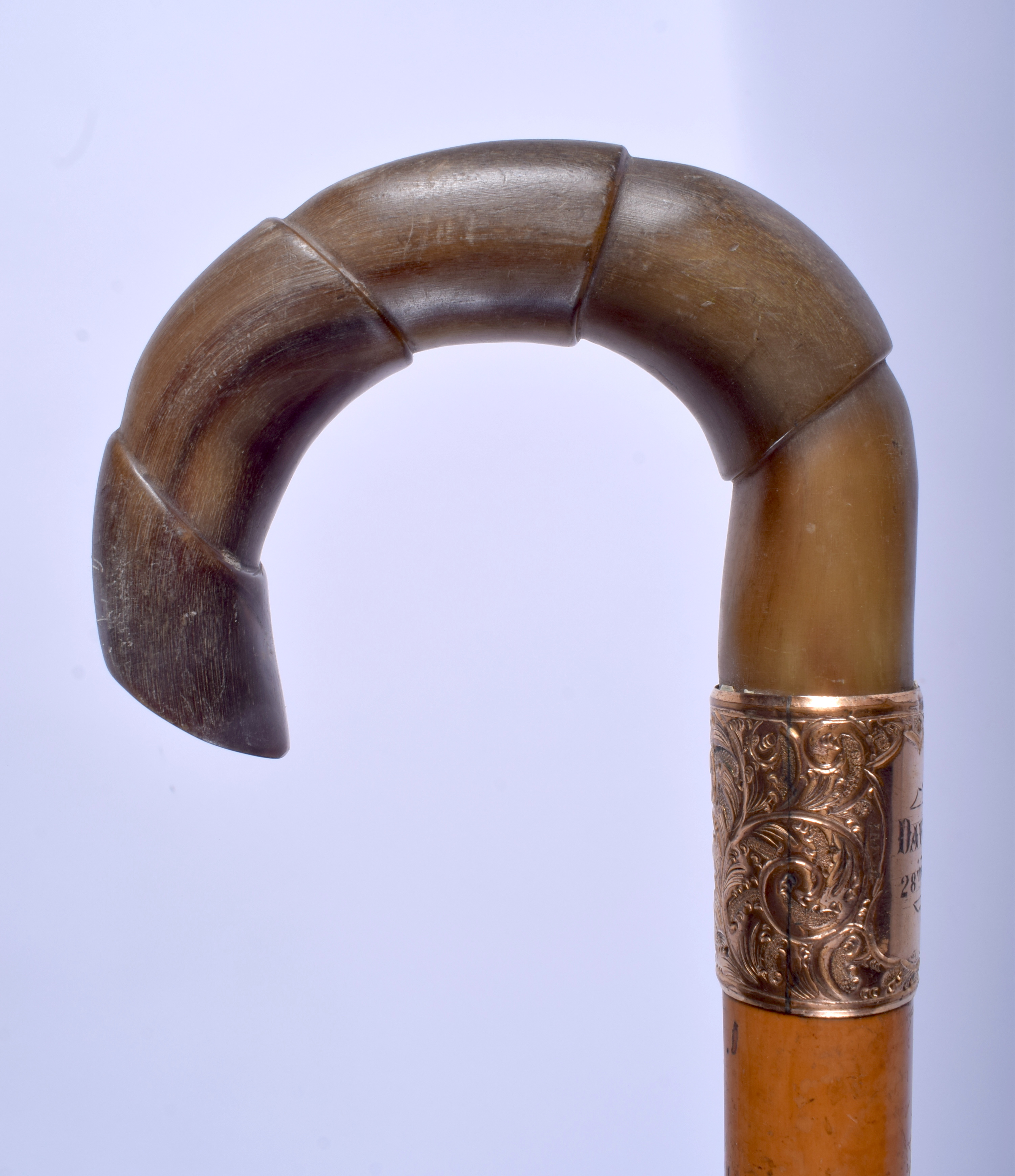 A 19TH CENTURY CONTINENTAL CARVED RHINOCEROS HORN HANDLED WALKING CANE. 88 cm long. - Image 2 of 4