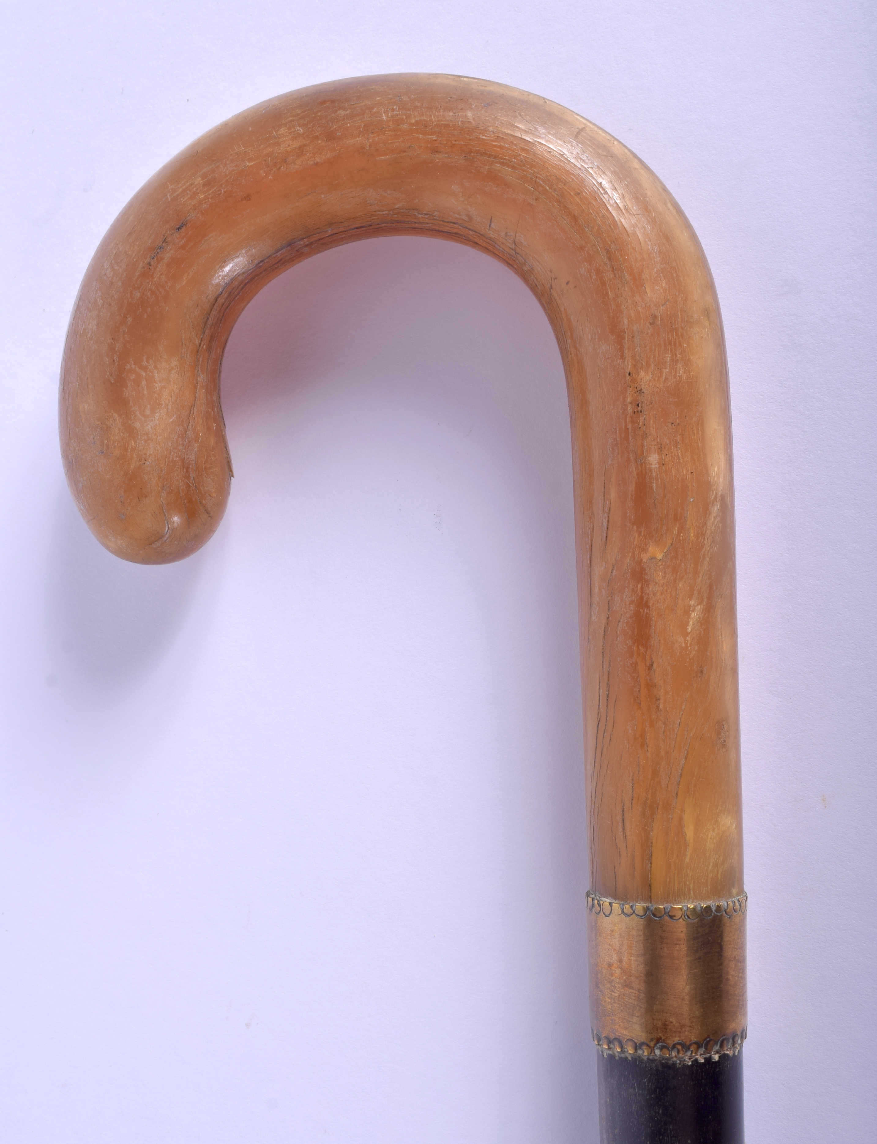 A 19TH CENTURY CONTINENTAL CARVED RHINOCEROS HORN HANDLED WALKING CANE. 88 cm long. - Image 2 of 3