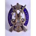 AN UNUSUAL CONTINENTAL RIFLE ENAMELLED SILVER BROOCH. 3 cm x 4 cm.