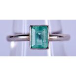 AN ART DECO GOLD AND EMERALD RING. Q. 3.5 grams.