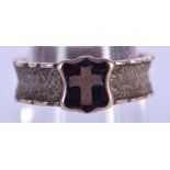 AN ANTIQUE KNIGHTS TEMPLAR YELLOW METAL MOURNING RING inset with hair. 1.9 grams. N.