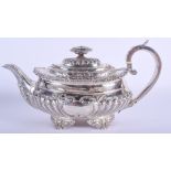 AN EARLY 19TH CENTURY ENGLISH SILVER TEAPOT. London 1823. 24.4 oz. 26 cm wide.