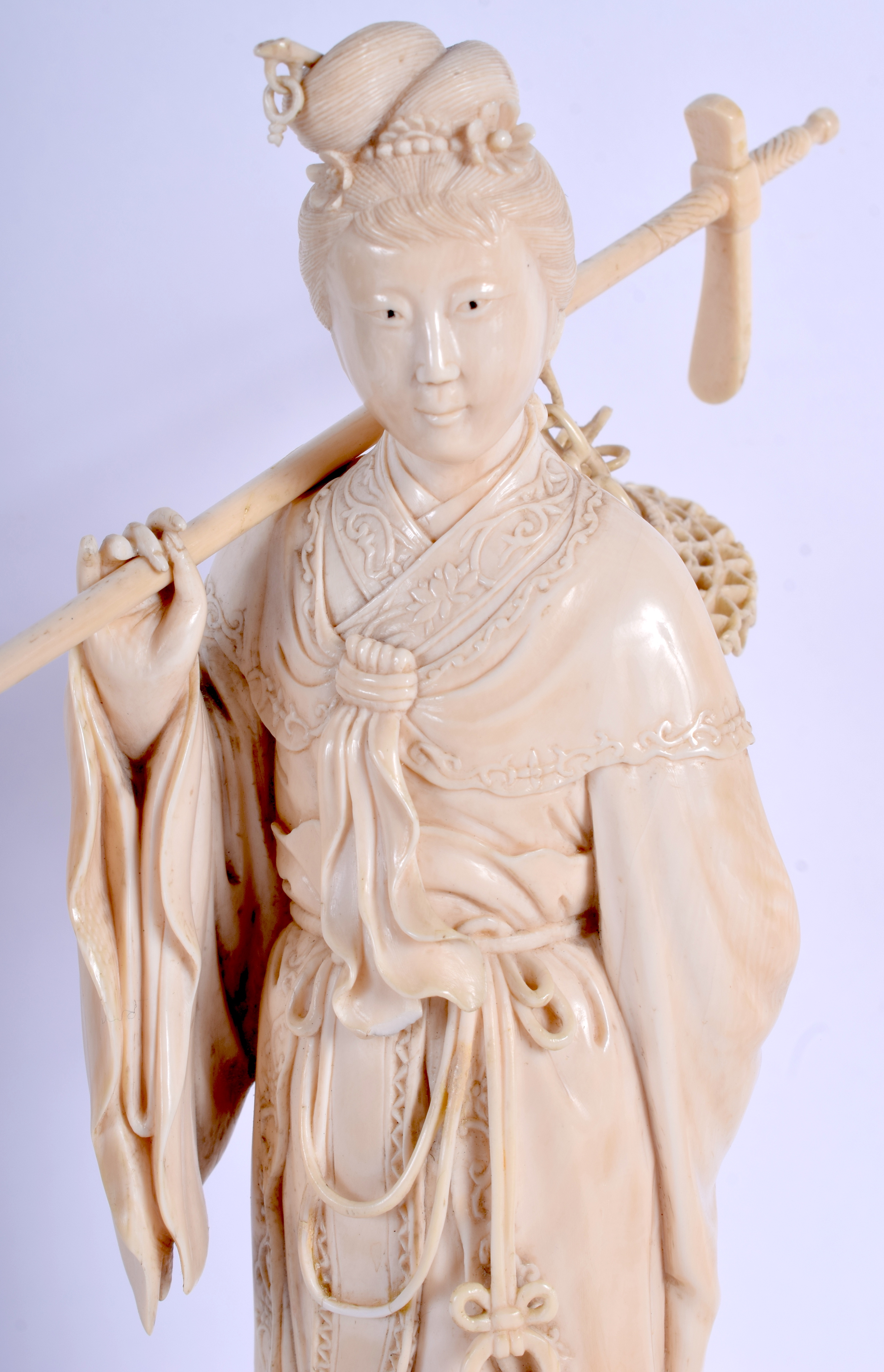 A 19TH CENTURY CHINESE CARVED BONE FIGURE OF A FEMALE modelled holding a basket in flowing robes. 2 - Bild 3 aus 4