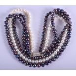 AN UNUSUAL TRIPLE COLOUR PEARL NECKLACE. 96 cm long.