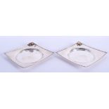 A PAIR OF EARLY 20TH CENTURY HAMMERED AMERICAN SILVER DISHES Japanese style. 15.6 oz. 17 cm square.