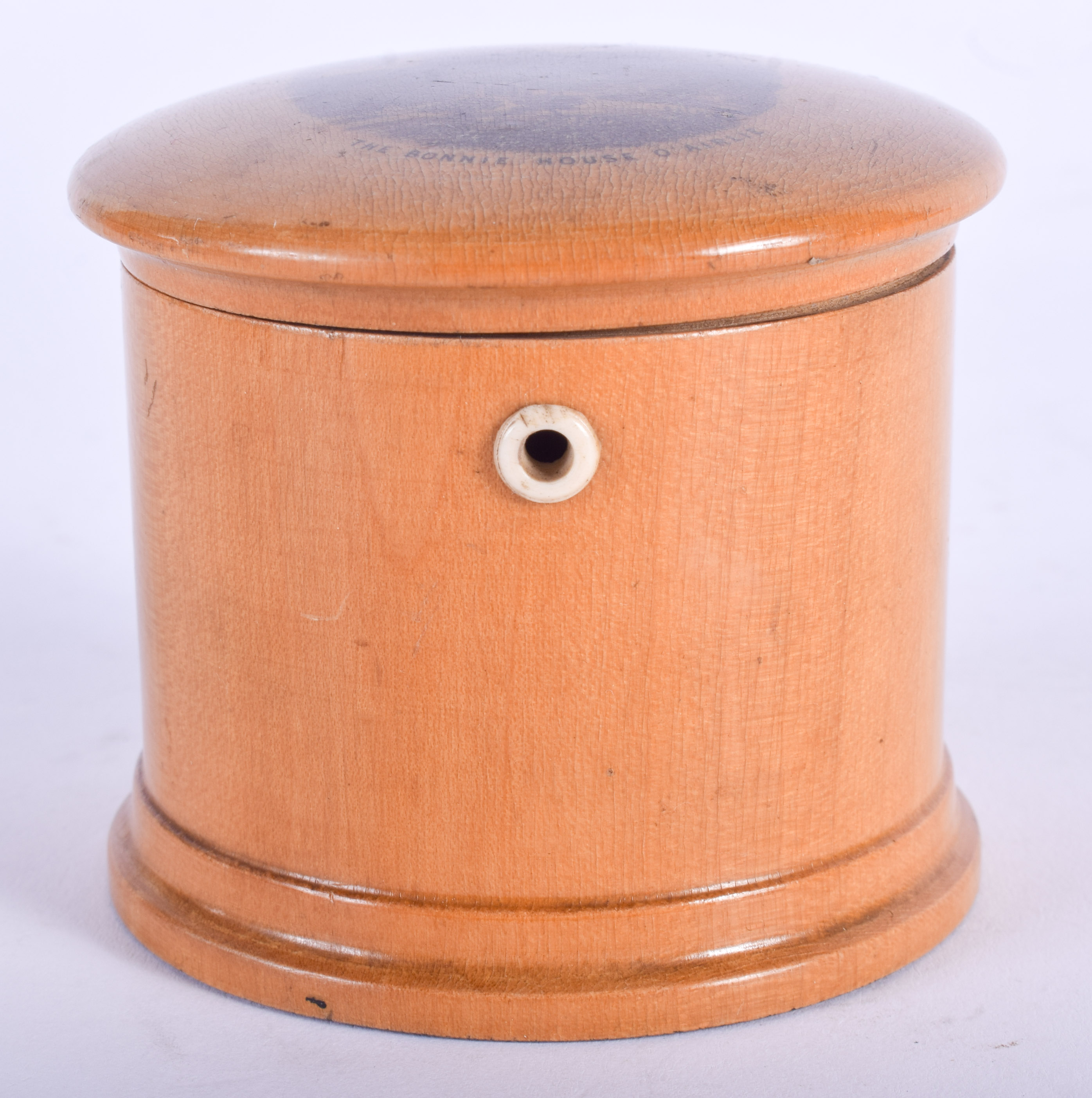 AN ANTIQUE SCOTTISH MAUCHLINWARE BONNIE HOUSE STRING BOX. 6.5 cmx 6.5 cm.