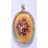 A VINTAGE GOLD FLOWER PENDANT. 7.7 grams. 3 cm x 2 cm.