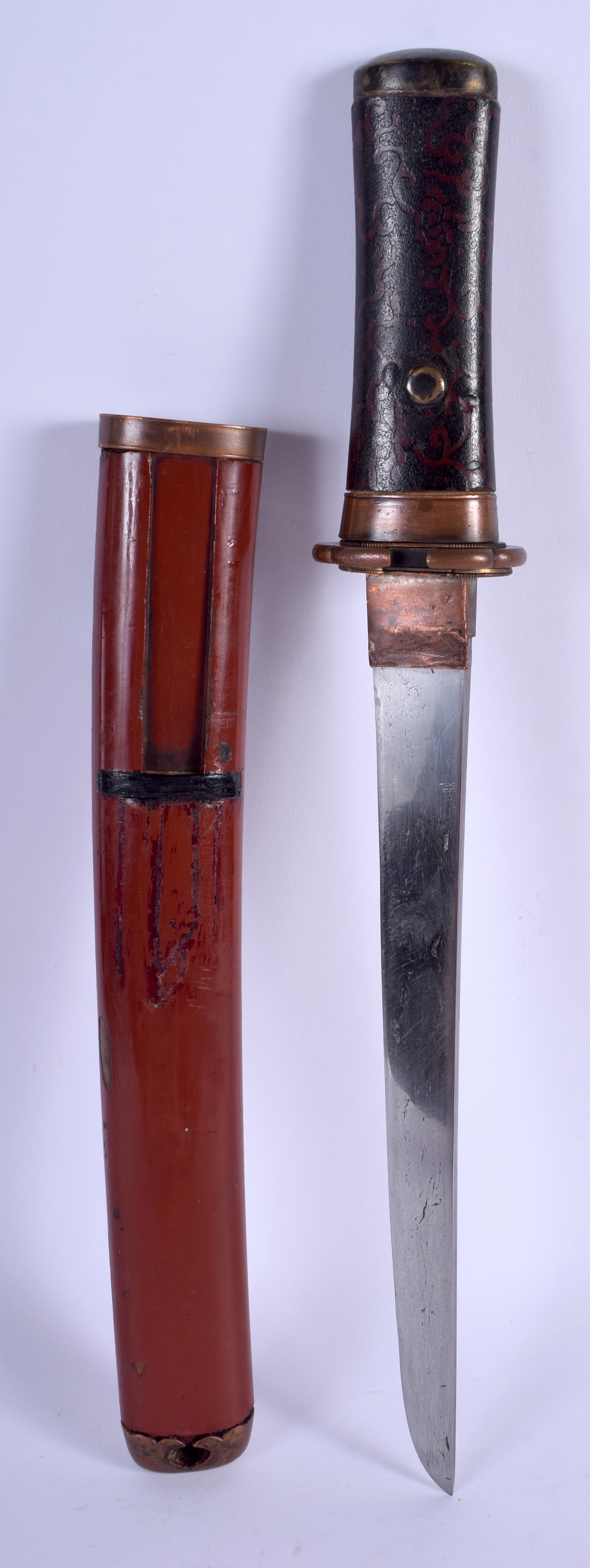 A 19TH CENTURY MEIJI PERIOD LACQUERED TANTO DAGGER with seaweed style handle. 38 cm long.