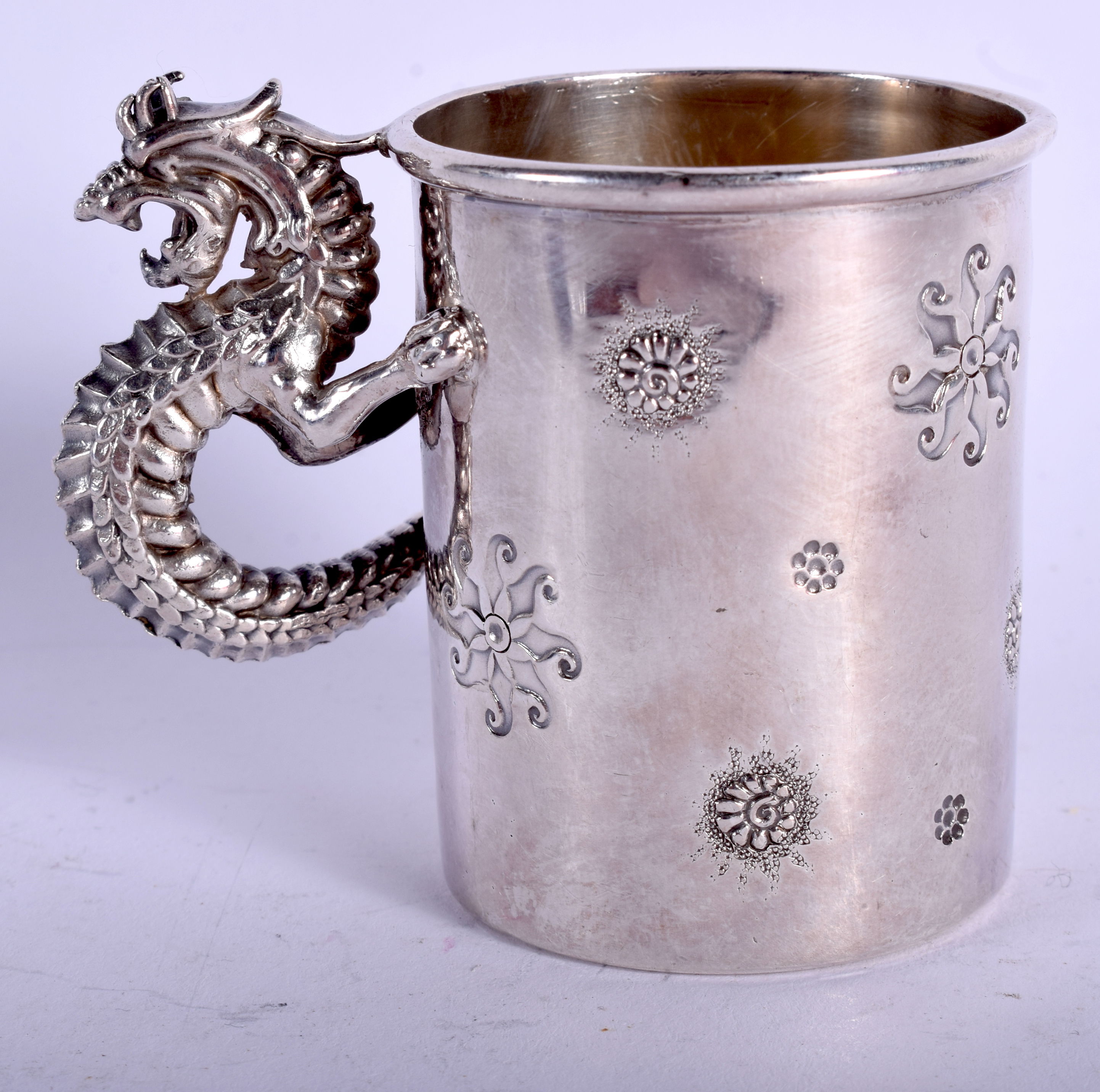 A WHITE METAL DRAGON CUP. 6 cm high. - Bild 2 aus 3