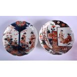 A PAIR OF 18TH CENTURY JAPANESE EDO PERIOD IMARI SCALLOPED DISHES. 22 cm wide.