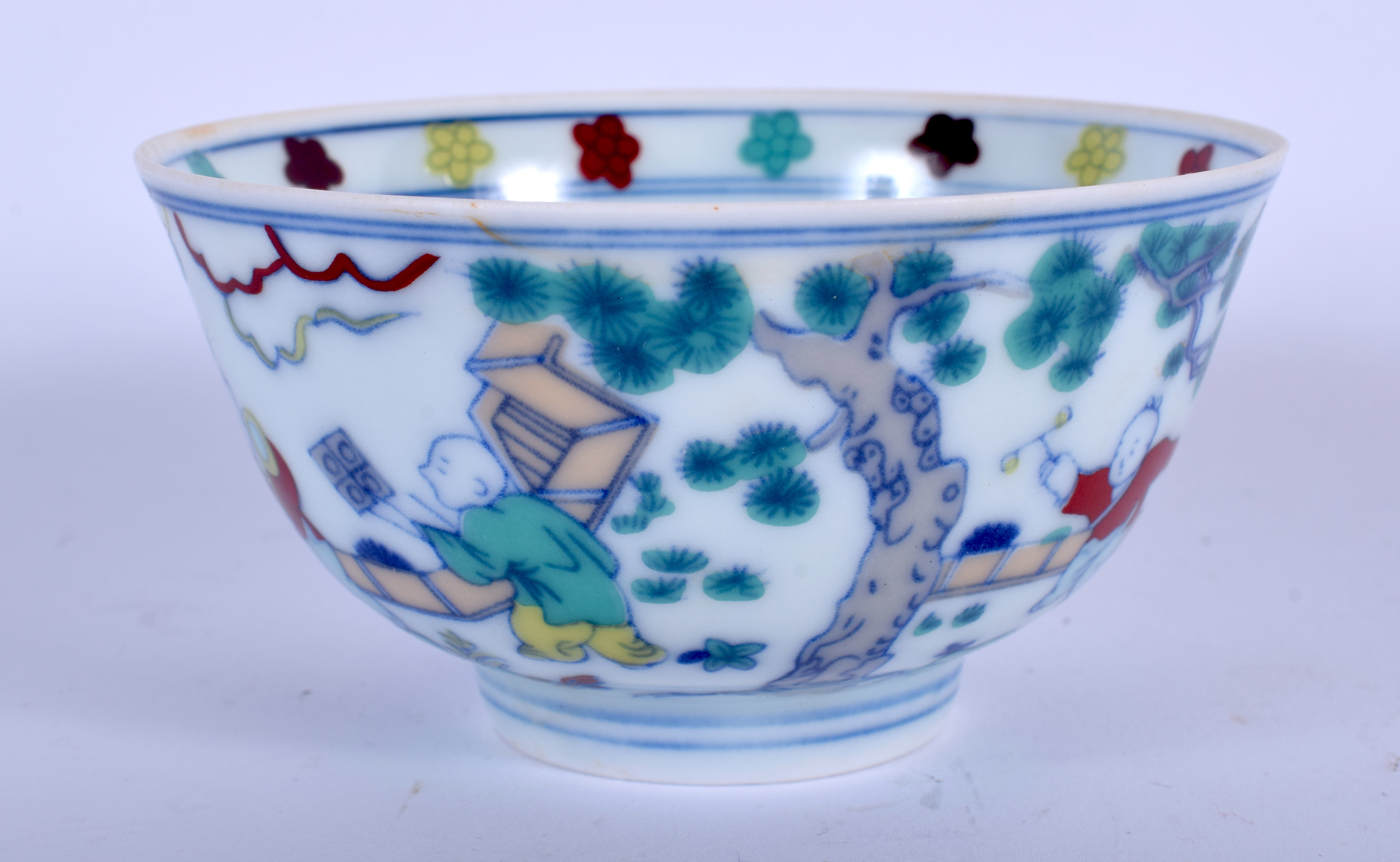 A CHINESE DOUCAI PORCELAIN TEABOWL 20th Century. 9 cm diameter. - Image 2 of 3