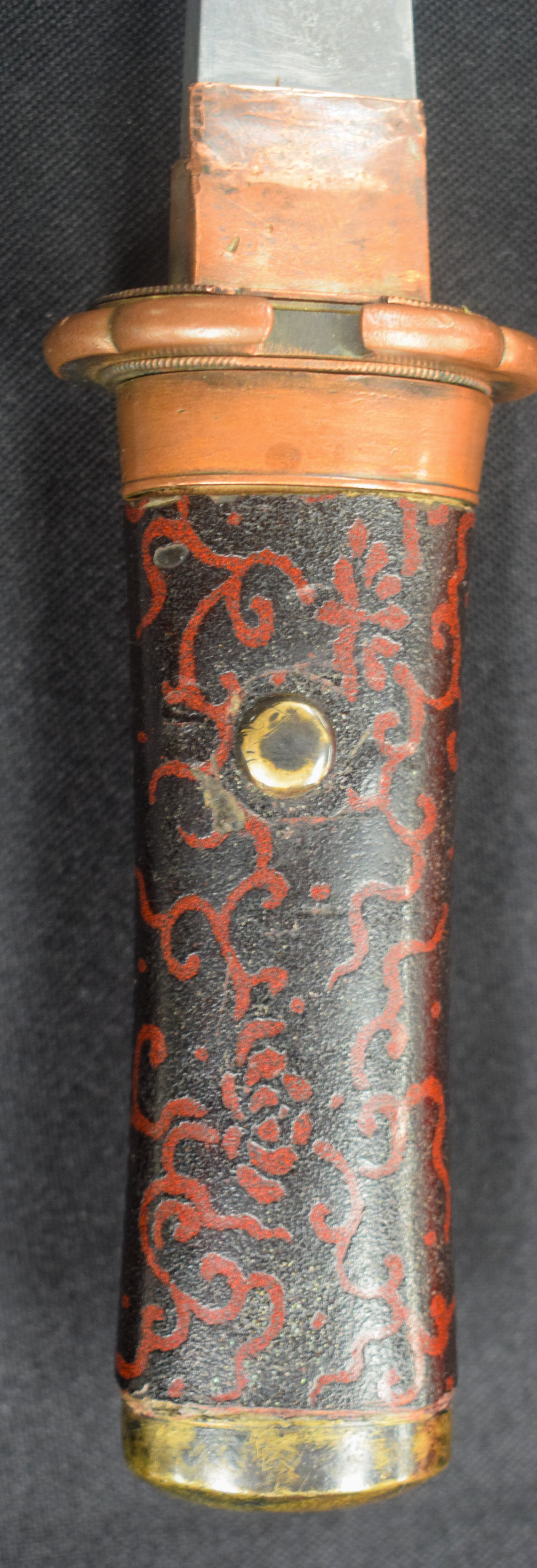 A 19TH CENTURY MEIJI PERIOD LACQUERED TANTO DAGGER with seaweed style handle. 38 cm long. - Image 5 of 11